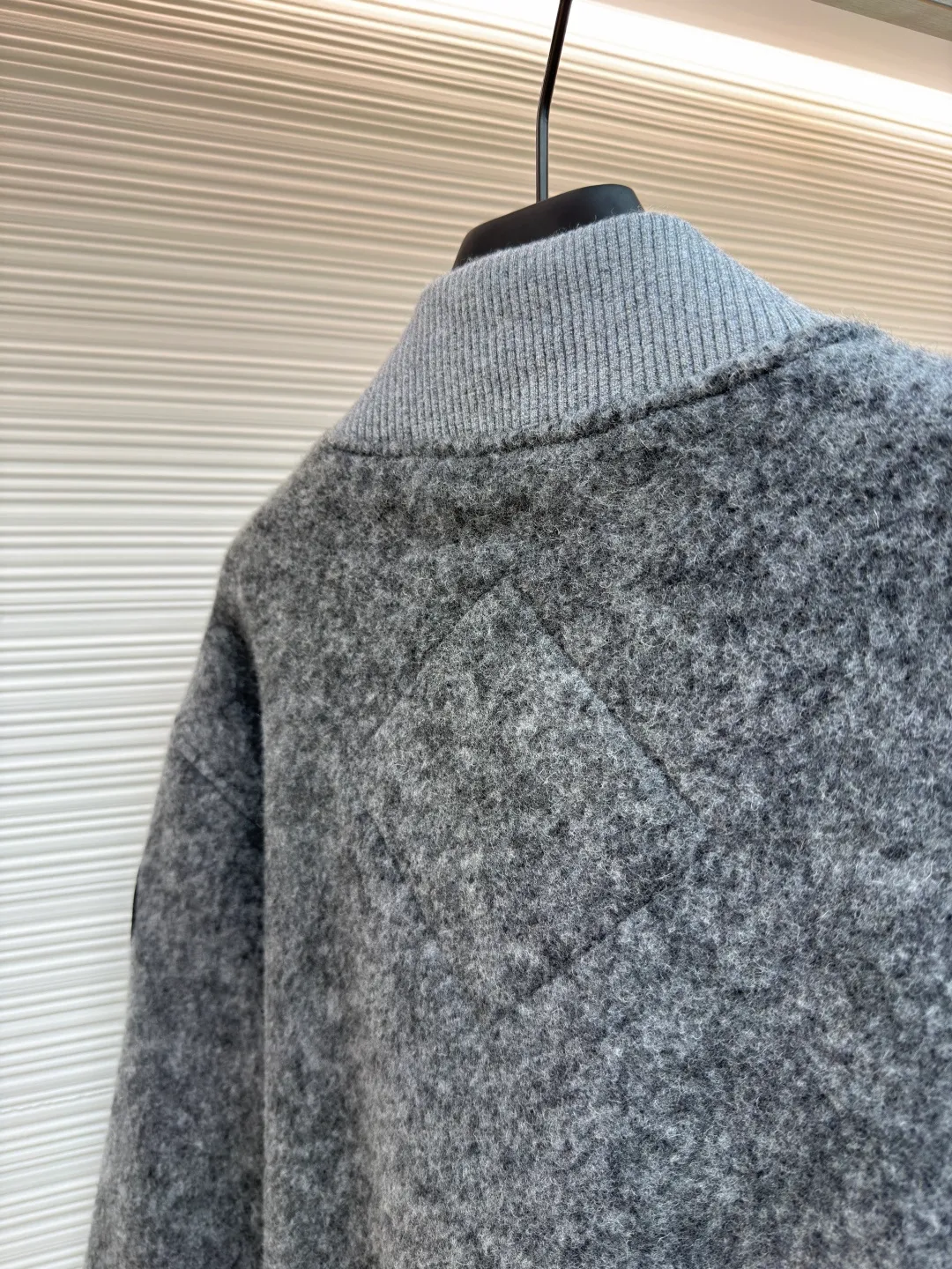 P770 Canada Goose Fleece Badge Button Jacket ●Original version: purchased and developed by 6199 ●Item number: 1682131-C55 ●Fabric: wool blended fabric ●Technology: rib knitting ●Color: dark gray ●Version: fitted version ●Weight: about 910 grams ●Size: S-M-L-XL ●Description: Wool blend fabric: The main fabric of this jacket is light gray wool blend fabric to improve the fabric's wear resistance, wrinkle resistance and warmth. Wool provides good warmth and a natural feel, while blended fibers enhance the fabric's practicality and durability. Rib knit at collar, cuffs and hem for added stretch and fit. The cutting process needs to ensure that the texture and color of the fabric are evenly distributed, especially with this light gray tone, to avoid chromatic aberrations. The stretchability of wool-blend fabrics needs to be taken into consideration when cutting pieces to ensure dimensional stability of the finished garment. Use a sewing needle and thread suitable for wool-blend fabrics to avoid damage to the fabric during sewing. The sewing stitches are even and firm to prevent thread stripping. The temperature needs to be controlled during ironing to avoid high temperature damage to the fabric while keeping the fabric smooth and crisp. The overall wiring is straight and delicate, the fabric is comfortable and soft, and the color is consistent without color difference. It can be matched with the same style to create a fashionable look and control various occasions. Customized accessories, complete with three standards, same style for men and women!